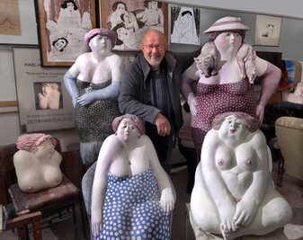 Der Chemnitzer Bildhauer und Grafiker Karl-Heinz Richter inmitten seiner Weiberwirtschaft im Atelier. 