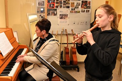 Jakob Geweniger mit seiner Musikschullehrerin Jeanette Clauß. Am Sonntag spielt der Zehnjährige beim Preisträgerkonzert von „Jugend musiziert“ im Rathaussaal in Mittweida.