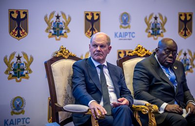 undeskanzler Olaf Scholz (SPD, l), besucht mit Nana Akufo-Addo, Präsident von Ghana, das Kofi Annan International Peacekeeping Training Center. Nach Nigeria besucht Scholz nun Ghana, eines der wichtigsten Partnerländer Deutschlands in Westafrika.