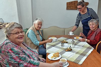 Andrea Theilig ist neue Pächtern im Mayoratsgut Großhartmannsdorf, hier öffnet sie vorerst jeden Sonntag die Türen zum Cafe. Prompt etabliert sich ein Kaffeekränzchen benachbarter Damen.