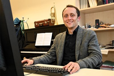Simon Moll an seinem Arbeitsplatz in der Musikschule Mittweida. Neben Schreibtischarbeit unterrichtet der ausgebildete Trompeter auch noch Waldhorn und Posaune.