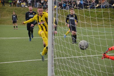 Gleich dreimal durfte Schneebergs Florian Kay Bochmann vom Punkt antreten. Zweimal war er erfolgreich, einmal blieb OFC-Keeper Daniel Dürr vorläufiger Sieger. Denn der Nachschuss war trotzdem drin.