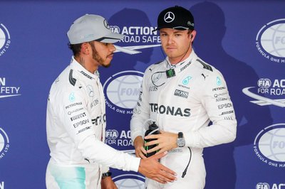 "Krieg der Sterne": Lewis Hamilton (l) und Nico Rosberg lieferten sich einen knallharten Zweikampf. (Archivbild)