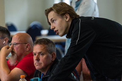 Der Vereinsvorsitzende Martin Weidner (Mitte) – hier neben Maximilian Dambor (r.) – nahm im Zuschauerbereich Platz.