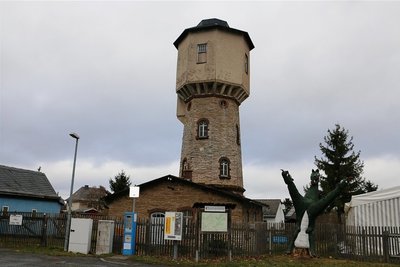 Der Syrauer Wasserturm ist jetzt in privater Hand. Die Konsolen unter dem Wasserbehälter oben am Turm sollen noch in diesem Jahr erneuert werden. Da bröckelt der Beton. 