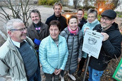 Einige der Mitstreiter des Vereins am Landhotel Kleinschirma - auch die Geschichte des Gasthofes wird skizziert. 