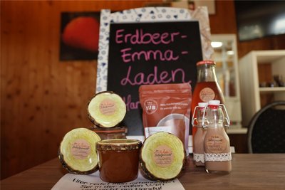 Erdbeeren in allen Variationen: Nicht nur Tischdecken und Deko, sondern auch Chutney, Eierlikör, verschiedene Marmeladen, Honig, Suppe, Burger, Desserts, Eis, Limonaden und Gin.