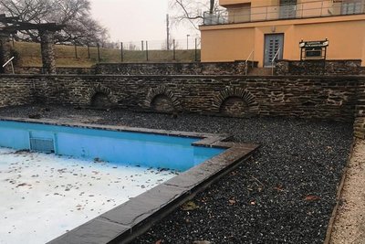 Wie Sie sehen, sehen Sie nichts. Das Beet am Wasserspiel vorm Wasserturm war schon ein Stück weit neu bepflanzt worden. Unbekannte haben jetzt alles herausgerissen und gestohlen.