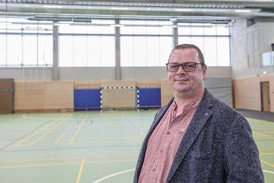 Lars Schuster ist Bauamtsleiter in Niederwiesa und hat die Bauarbeiten der neuen Zweifeld-Sporthalle koordiniert.