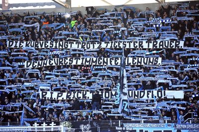 "Die Kurve singt trotz tiefer Trauer. Denn eure Stimmen fehlen." So erinnerten die CFC-Anhänger an die drei tödlich verunglückten Fans.