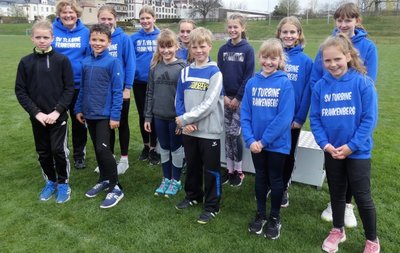 Die jungen Leichtathleten mit ihrer Übungsleiterin Marita Heckendorf (h. l.) sind in ihrem Trainingslager während der Osterferien nicht nur auf der Jahnkampfbahn aktiv gewesen. Es ging auch zum Schwimmen nach Hainichen und in einen Turnparcours. 
