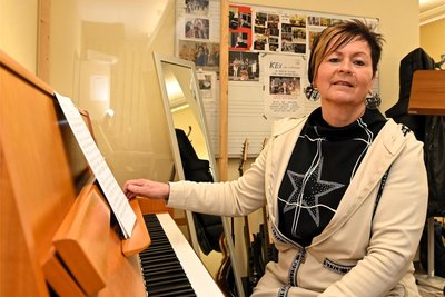Musikschullehrerin Jeanette Clauß. Sie hat Saxofon studiert, spielte früher in den Begleitbands von Dorit Gäbler und Roland Neudert.