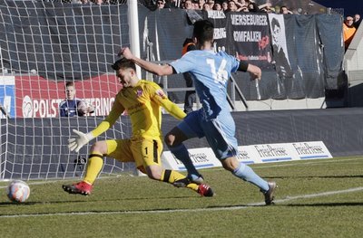 Dennis Mast scheitert hier am Keeper des HFC.