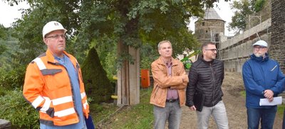 Spesa-Projektleiter Gerald Jech (links) und Bauplaner Thomas Schafferhans (2. von rechts) informierten am Dienstag über den Stand der Sanierung auf der Burgruine Elsterberg. Bei dem Rundgang dabei waren unter anderem der stellvertretende Vorsitzende des Heimatvereins, Klaus Hiemisch, und Bürgermeister Sandro Bauroth (rechts). Im Hintergrund ist die untere Schlossmauer zu sehen, die derzeit noch eingerüstet ist. 
