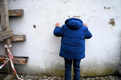 Giora Feidman betet an den Überresten der Synagogenmauer, wie Juden auch an der Klagemauer in Jerusalem beten.