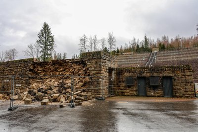 Ein Teil der Natursteinmauer im Bühnenbereich der Waldbühne Schwarzenberg ist im Februar eingestürzt.