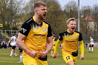 Johann Martynets (links) und Lenny Plank (rechts) bejubeln den Plauener Führungstreffer. Am Ende gab es in Bautzen ein 1:1.