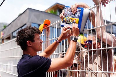 Umschwärmt: Weltmeister Lando Norris ist der Fahrer mit den meisten Rennen für McLaren. 