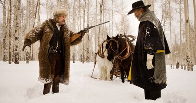 Wem glaubt man was - das muss der Zuschauer beim Film "The Hateful 8" selbst entscheiden, sagt Regisseur Quentin Tarantino. Die Filmszene zeigt Kurt Russell (links) als John Ruth und Samuel L. Jackson als Marquis Warren.