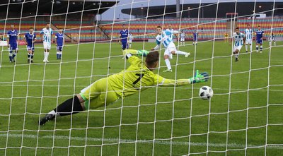 Daniel Frahn erzielt den Treffer zum 0:2 per Foulelfmeter.