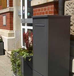 Der neue Fristen-Briefkasten steht frei vor dem Rathaus. 
