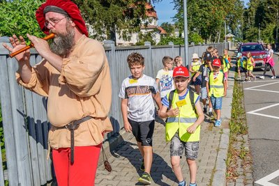 Leserattenfänger Camillo vom Puppentheater Camillo, Casper & Co. aus Frankenberg an der Spitze einer Gruppe von Grundschülern, die auf der Suche nach Buchstaben durch Marienbergs Innenstadt ziehen.