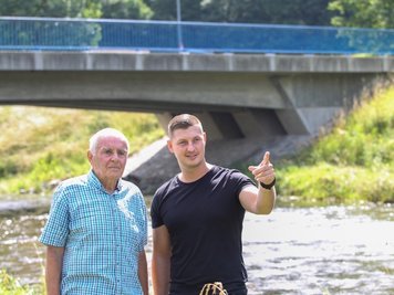 Mit einem Sprung in die Fluten rettete Marc Henschel (rechts) dem Rentner Dieter Buchmann das Leben. Der war mit seinem E-Bike in die Weiße Elster gestürzt. Beide trafen sich jetzt am Unfallort. Zuvor hatte sich Dieter Buchmann schon per Zeitungsanzeige bei seinem Retter bedankt. 