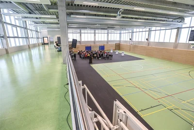 Die Galerie ist mit einem Sportboden ausgelegt und kann etwa für Tischtennis oder Kindersport genutzt werden.