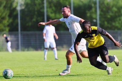 Artur Mergel vom Chemnitzer FC (hinten) im Zweikampf mit Lamin Badjie vom Oelsnitzer FC.