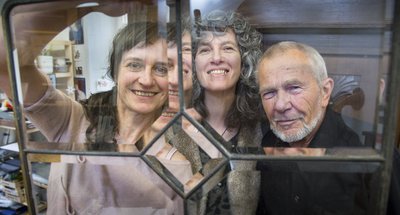 Am Anfang stand ein "Manifest": Die Künstler Cornelia Zabinski aus Niederwiesa (l.), Simone Mende aus Braunsdorf, Harald Hellmich aus Großschirma trafen sich in den vergangenen Jahren einmal im Monat, um sich über ihre Arbeit auszutauschen.