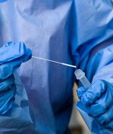 Im Vogtlandkreis weist bei einer Reiserückkehrerin ein positiver PCR-Test auf die Virusvariante Omikron hin. 