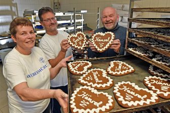 270 Lebkuchenherzen aus Falkenau für „Hänsel und Gretel“ am Opernhaus Chemnitz - In der Bäckerei Forberger in Falkenau wird seit über 30 Jahren das Pfefferkuchengebäck für das Opernhaus Chemnitz und die Inszenierung Hänsel und Gretel hergestellt. Bäckerin Bettina Kunze, Bäckermeister Ralf Forberger und Tenor Matthias Kunze (v.l.). F