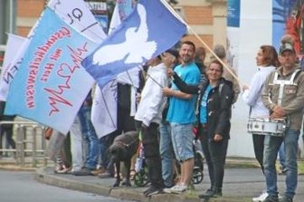 270 Teilnehmer bei Menschenkette - Menschen bildeten am Montagabend in Freiberg eine Kette entlang der Schillerstraße.