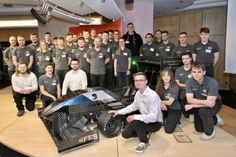 28.000 Arbeitsstunden für „Ewald“: Racingteam an Zwickauer Hochschule präsentiert den neuen E-Rennwagen - Das Zwickauer Racing Team präsentierte beim Rollout am Donnerstag stolz ihren E-Rennwagen.