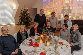 28.000 Euro gehen als Spende an Tafeln im Erzgebirgskreis - Vertreter der Tafeln im Erzgebirgskreis waren am Dienstag selbst einmal an eine "Tafel" eingeladen. In den Räumen der Erzgebirgssparkasse - im Bild Vorstandsmitglied Franziska Herrmann (3. von links) - in Annaberg-Buchholz wurde Geld aus einer Spendenaktion verteilt. 