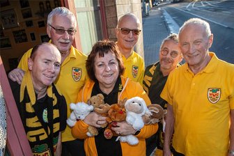 28. Faschingsumzug durch Plauen steht bevor: Verein Vogtländischer Carnevalisten erwartet am 11. Februar rund 800 Teilnehmer und tausende Besucher - Henne im Hahnenkorb: Birgit Scheibe und ihre Mitstreiter im VVC-Vorstand (von links) Thomas Particke, Präsident Achim Kriester, Lutz Fraas, Peter Hartmann und Dietmar Schönherr.