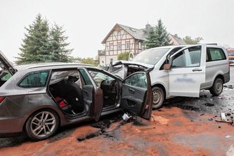 28-Jähriger wegen fahrlässiger Tötung verurteilt - Beim Zusammenprall der Fahrzeuge wurden fünf Personen verletzt. Eine 33-Jährige starb wenig später im Krankenhaus.