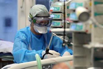 Infektionszimmer für Covid-19-Patienten auf einer Intensivtherapiestation