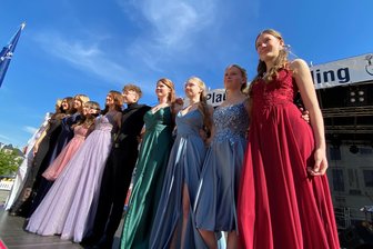 28. Plauener Frühling in Bildern: So fröhlich feierten die Vogtländer am Samstag ihre Stadtfete - So chic gehts zur Jugendweihe: Acht junge Damen und ein junger Mann zeigten elegante Festmode auf der Bühne. Die Modelle stammen von drei regionalen Labels.
