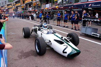Mika Häkkinen drehte in Monaco eine Showrunde im ersten Formel-1-Auto von McLaren.