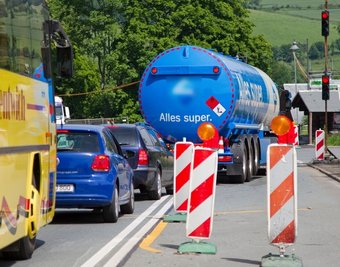 Nach der Baustelle ist vor der Baustelle: Auch wenn die Arbeiten Ende Juni abgeschlossen sind, bleibt die Ampel auf der B 95 bei Wiesa.