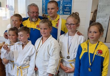 Vanessa Jung, Jason-Luca Krahl, Hannes Hüttner, Trainer Reinhard Zabel, Marlen Anke, Trainer Max Schwind, Pauline Päßler und Luisa Stütz (v. l.). vertraten den TSV Schlettau zur Bezirksmeisterschaft. 