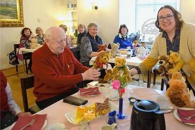 Grit Otto hat stolze Teddybesitzer ins Neuberin-Museum zum Bären-Café eingeladen. Natürlich gab's Bärenmarke zum Kaffee - was sonst?