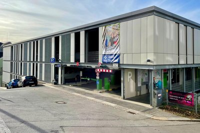 Im Parkhaus an der Scheibnerstraße wird eine neue Schrankenanlage installiert.