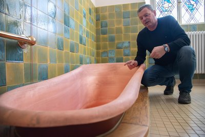Sven Bohmeier, Technik-Chef bei den Sächsischen Staatsbädern, an einer der historischen Kupferbadewannen.