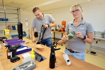 Mitarbeiter der Reha-aktiv GmbH zeigen im Gesundheitszentrum Reichenbach, wie bei moderner Orthopädie Handwerk und Digitalisierung zusammenspielen. Bei der Handprothese lässt sich jeder Finger einzeln bewegen.
