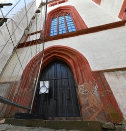 Die Kapelle fügt sich perfekt in die umliegenden Bestandteile der Rochsburg ein. Als Arnold von Westfalen die Kapelle im 15. Jahrhundert bauen ließ, musste nur eine Wand eingezogen werden.