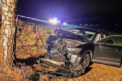 Der Unfallwagen wurde beim Aufprall schwer in Mitleidenschaft gezogen, die Beifahrerin wurde schwer verletzt. 