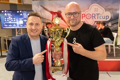 Um den geht’s: Moderator Steve Leon (links) und Benjamin Uhlig von der Erzgebirgssparkasse mit dem Pokal.