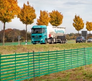 Buntes Herbstlaub auf der einen, Schneezäune auf der anderen Seite entlang der B 173.